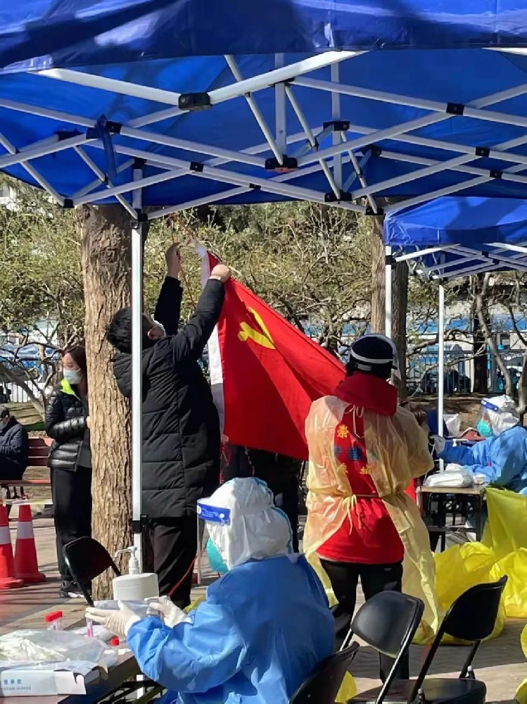致敬社區(qū)工作者“您們辛苦了！” ——大龍集團(tuán)黨委為核酸檢測工作人員送溫暖